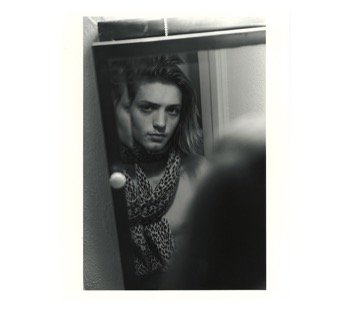 Portrait d’Adam Mediano dans un miroir photographié par Larry Clark