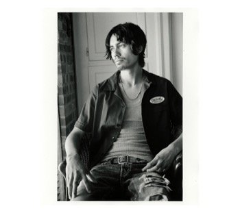 Portrait assis d’Adam Mediano photographié par Larry Clark