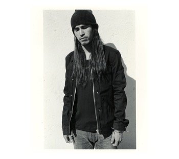 Portrait en pied de Mercedes Maxwell photographiée par Larry Clark