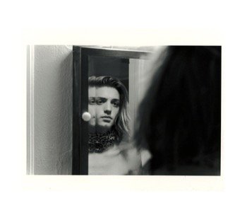 Portrait dans un miroir de la série Marfa Girl par Larry Clark