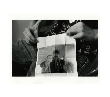Photographies tenues entre des mains, image de Larry Clark