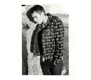 Jeune homme en veste photographié par Larry Clark à Marfa