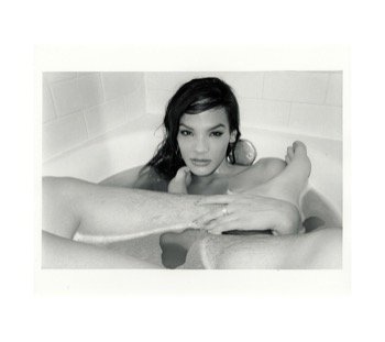 Mercedes Maxwell dans une baignoire photographiée par Larry Clark