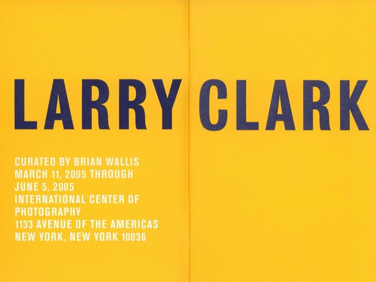 Double page d’ouverture jaune du livret Larry Clark à l’ICP