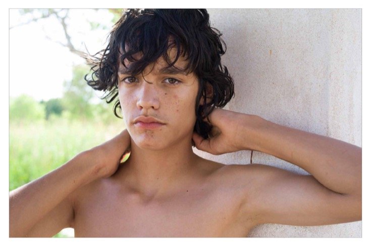 Portraits d’Adam Mediano assis en extérieur photographié par Larry Clark